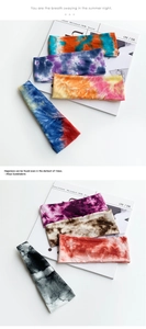 Détail du bandeau large tie-dye haute élasticité avec des motifs de couleurs vives