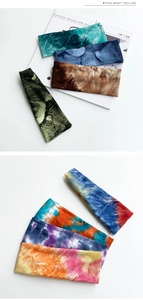 Détail de huit bandeaux élastiques tie-dye de couleurs variées pour le yoga et sport