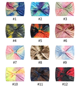 Vista dettagliata di dodici fasce elastiche tie-dye con design a nodo a farfalla