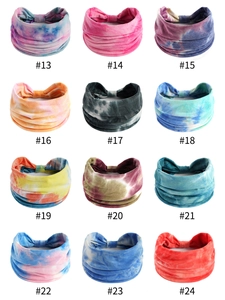 Dettaglio di 12 fasce elastiche tie-dye vibranti in vari motivi colorati e vivaci