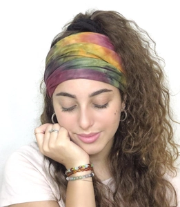Dettaglio della fascia da yoga tie-dye da 18 cm in viola e verde con trama in tessuto elastico
