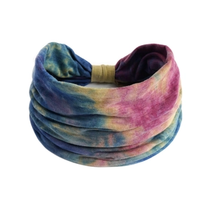 Dettaglio della fascia tie-dye colorata che mostra il tessuto elastico e le sfumature