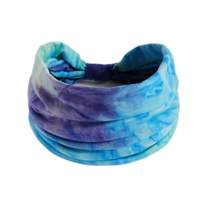 Dettaglio della fascia yoga tie-dye blu e viola che mostra l'elastico posteriore e il tessuto