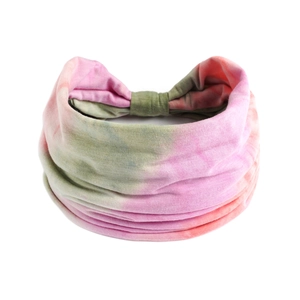 Dettaglio della fascia elastica yoga tie-dye con trama in maglia rosa e verde menta