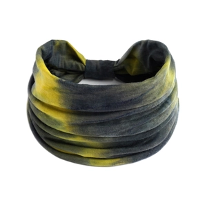 Dettaglio della fascia yoga tie-dye gialla e grigia in morbido tessuto elasticizzato