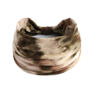 Dettaglio della fascia elastica larga tie-dye per yoga in marrone, verde oliva e beige