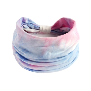 Dettaglio della fascia elastica da yoga tie-dye rosa e blu con tessuto senza cuciture