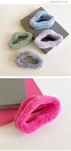 Gros plan de pinces à cheveux nuage en peluche aux couleurs macaron et texture douce