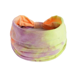 Dettaglio della fascia larga tie-dye arcobaleno in maglia elastica con design a nodo intrecciato