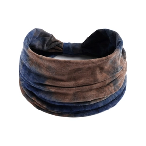 Dettaglio della fascia tie-dye che mostra la trama del tessuto elastico blu e marrone