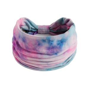 Dettaglio della fascia yoga tie-dye rosa e blu con trama a pieghe elastiche e design ampio