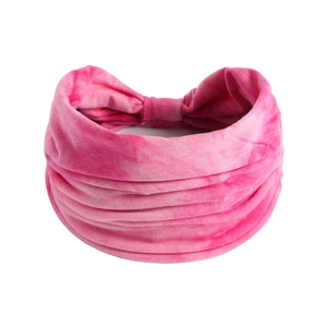 Dettaglio ravvicinato della fascia yoga larga tie-dye rosa marmo con trama elastica a pieghe