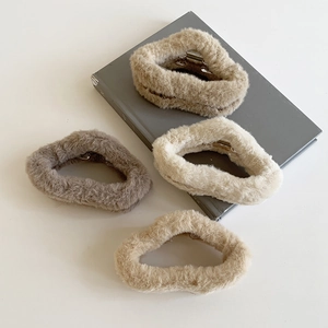 Lot de quatre pinces à cheveux en peluche en forme de nuage tons beige et marron