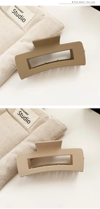 Detail of matte medium hair claw clips in coffee and beige with anti-slip teeth