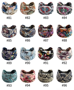 Vue détaillée en grille présentant 16 bandeaux de yoga colorés aux motifs léopard et paisley