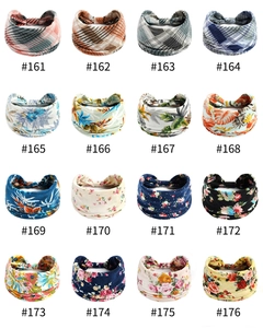 Vue détaillée de bandeaux larges bohèmes aux motifs floraux et imprimés léopard variés