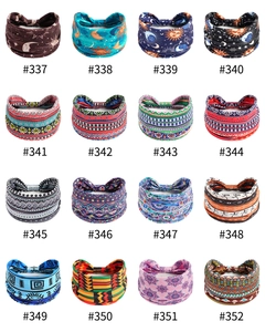 Détail de 16 bandeaux de yoga bohème à motifs léopard avec divers designs et nœuds