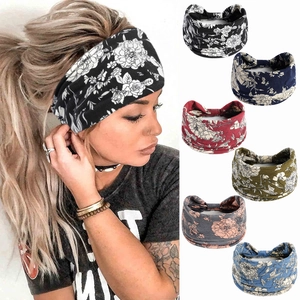 Détail de six bandeaux de sport bohèmes à fleurs avec un mannequin portant un bandeau large