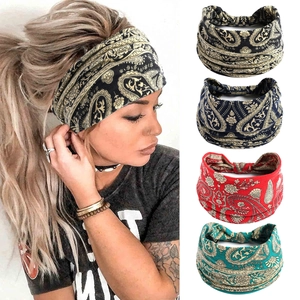 Détail de quatre bandeaux à motif paisley de style bohème montrant le tissu élastique