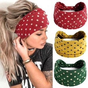 Détail de bandeaux de yoga rétro paisley en rouge, jaune et vert en coton élastique doux
