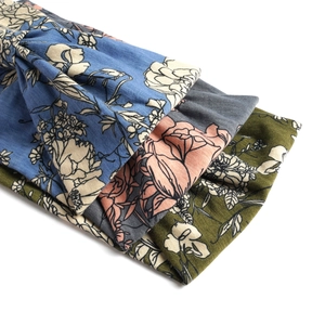 Détail du lot de 3 bandeaux larges bohèmes à fleurs en bleu-gris, rose et vert avec nœud