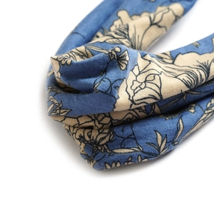 Gros plan du bandeau en coton extensible à fleurs bleues montrant la texture douce