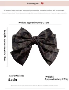 Dettaglio di un grande fermaglio per capelli in raso leopardato con misure di 21x14cm