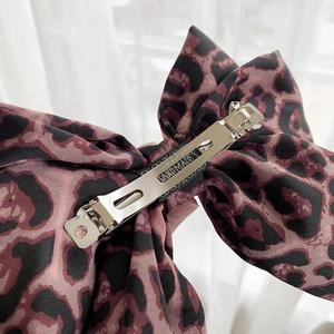 Fermaglio per capelli a fiocco leopardato con clip in metallo argentato artigianale