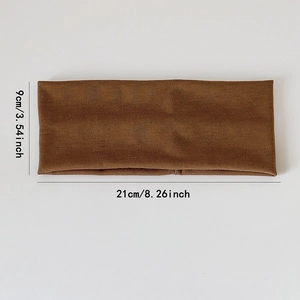 Deep caramel elastic sports headband showing 21cm by 9cm dimensions on neutral background
