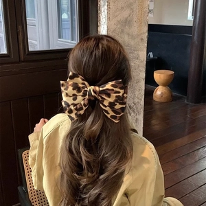 Grande fermaglio per capelli in raso con stampa leopardata per coda in stile francese