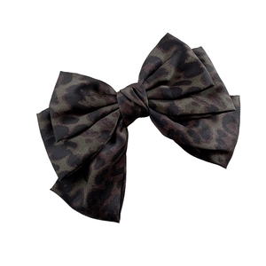 Elegante fermaglio per capelli in raso con stampa leopardata e fiocco verde oliva