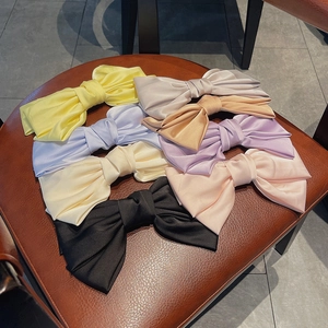 Grandes pinces à cheveux à nœud en satin en plusieurs couleurs comme jaune et violet