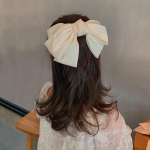 Grande pince à cheveux avec nœud en satin crème pour cheveux épais vue de derrière