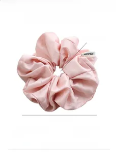 Spécifications de taille du chouchou géant en satin rose avec étiquette de marque FMdrea