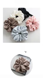 Gros plan de cinq chouchous en satin colorés avec une texture brillante élégante