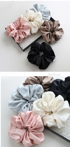 Détails de la texture satinée et des coutures de cinq chouchous XXL de haute qualité