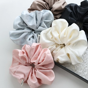 Lot de cinq chouchous géants en satin de soie dans divers coloris premium pour cheveux