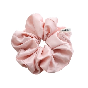 Chouchou géant en satin de soie rose clair avec un éclat doux et une grande élasticité