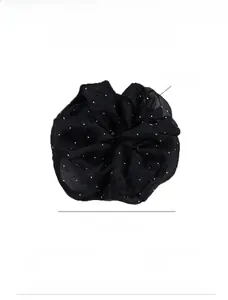 Detailansicht der Größe mit 18,5 cm Durchmesser des schwarzen Netz-Scrunchie mit Pailletten
