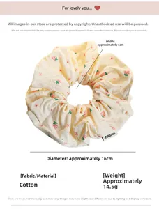 Detailansicht eines gelben Baumwoll-Scrunchies mit roten Erdbeeren und kleinen Blumen