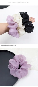 Detailansicht der Organza-Haargummis mit glitzernden Strasssteinen in Violett und Schwarz