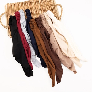 Lot de bandeaux triangulaires bohèmes en coton de diverses couleurs sur panier