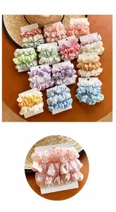 Détail d'un lot de chouchous en tissu à fleurs et à pois sur une surface en bois
