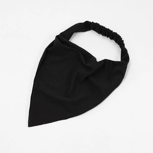 Détail du bandana en coton noir montrant l'élastique et la texture tissée sur fond blanc