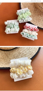 Gros plan détaillé de chouchous en tissu à motifs floraux et pois sur cartes de présentation