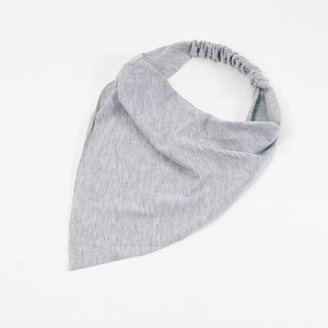Détail de bandana bohème gris en coton avec bande élastique sur fond blanc épuré