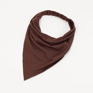 Détail de la bande élastique plissée sur un foulard triangle en coton marron foncé