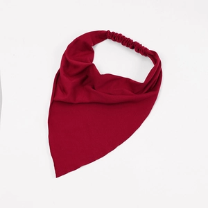 Détail du bandeau bandana en coton rouge avec bande élastique à l'arrière