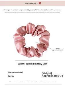 Détail d'un chouchou en satin rose montrant le diamètre de 8cm et la texture soyeuse