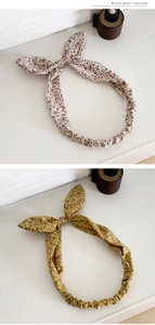 Détail de bandeaux oreilles de lapin à fleurs avec motifs marguerites et nœud élastique
